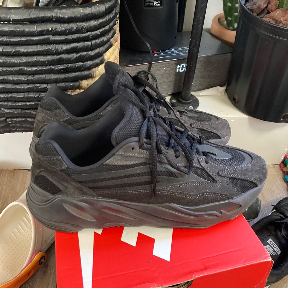 Yeezy 700 v2 vanta size 11
